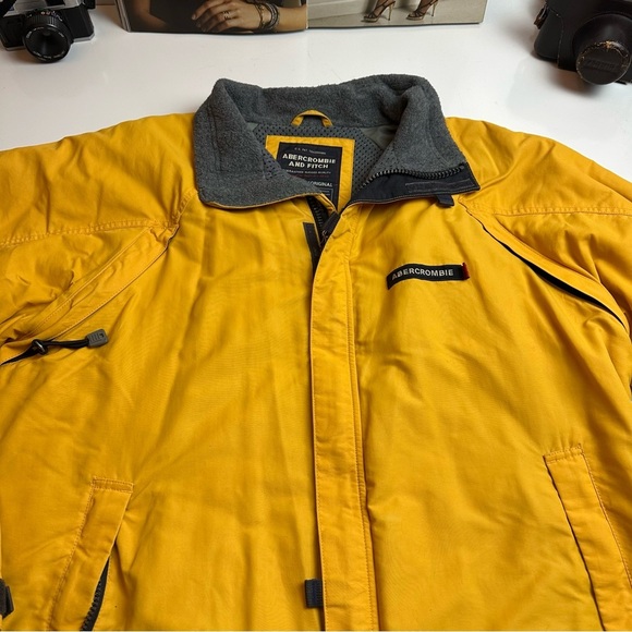 Abercrombie & Fitch Yellow Performance Jacket Weather-Resistant - Picture 2 of 9